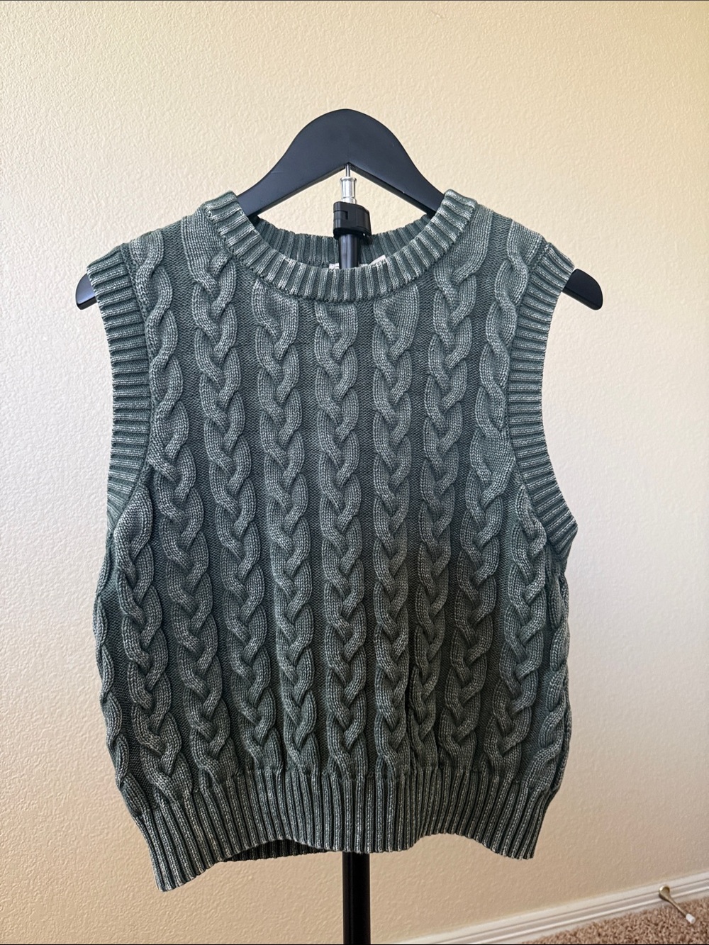 Faherty Brand Small Women’s Sunwashed Sweater Vest in Beetle (green)